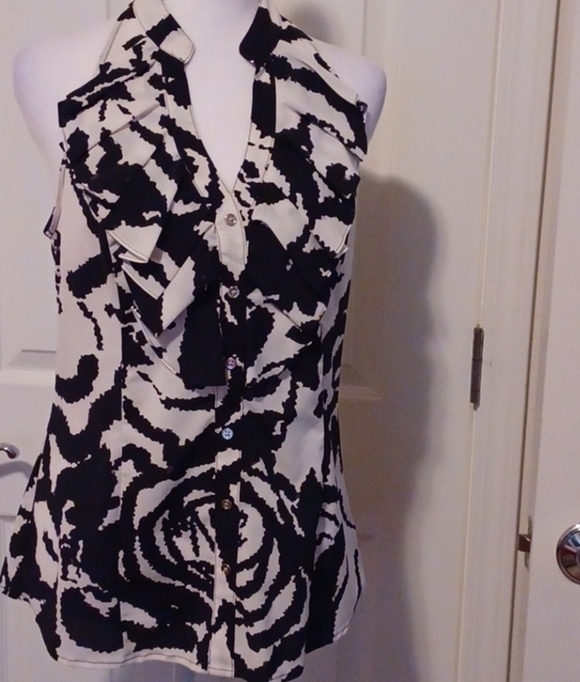 🌺Express Black and White Ruffled Sleeveless Blouse - Picture 10 of 11